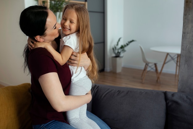 Mutter kümmert sich um Kind mit Kopfläusen