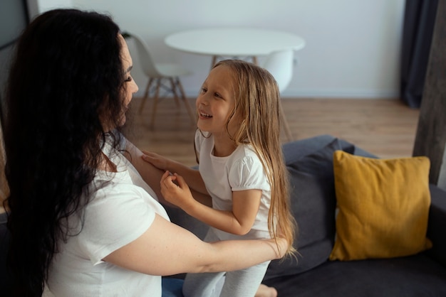 Mutter kümmert sich um Kind mit Kopfläusen