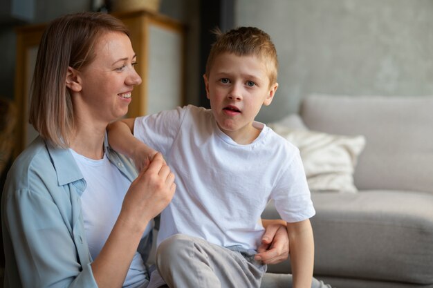 Mutter kümmert sich zu Hause um ihren autistischen Sohn