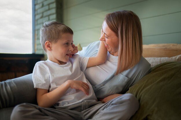 Mutter kümmert sich zu Hause um ihren autistischen Sohn