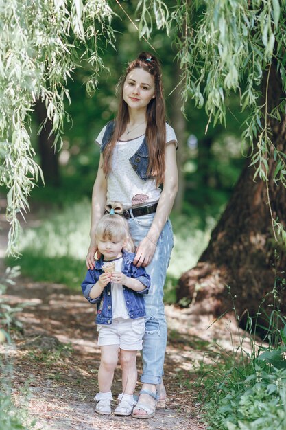 Mutter lächelnd mit ihrer kleinen Tochter