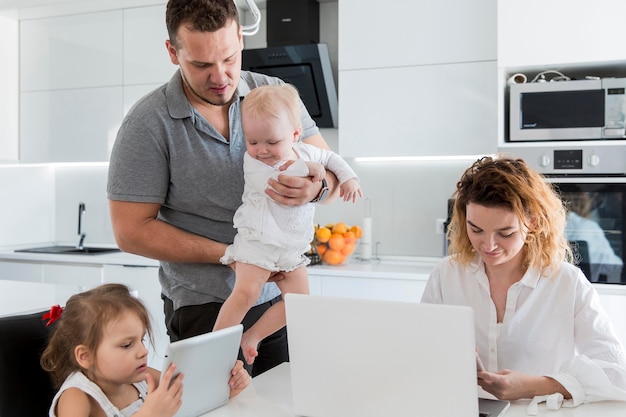 Mutter macht Arbeit von zu Hause aus