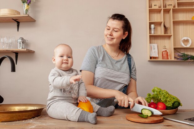 Mutter mit Baby zu Hause