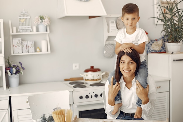 Mutter mit dem kleinen Sohn, der Spaß zu Hause hat