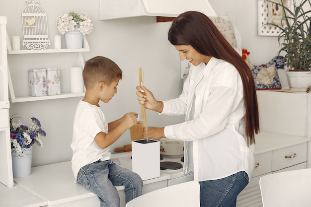 Mutter mit dem kleinen Sohn, der Spaß zu Hause hat