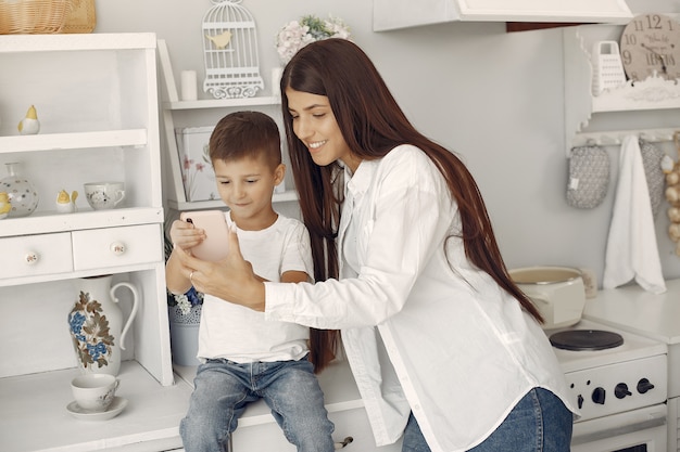 Mutter mit dem kleinen sohn, der spaß zu hause hat