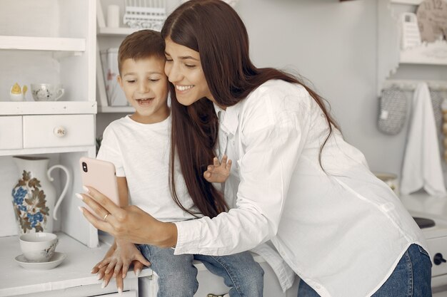 Mutter mit dem kleinen Sohn, der Spaß zu Hause hat