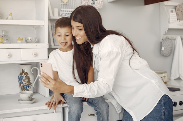 Mutter mit dem kleinen Sohn, der Spaß zu Hause hat