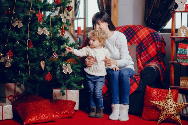 Mutter mit dem Sohn, der zu Hause sitzt