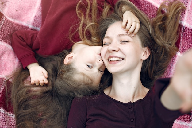 Kostenloses Foto mutter mit der tochter, die in einem sommerpark spielt