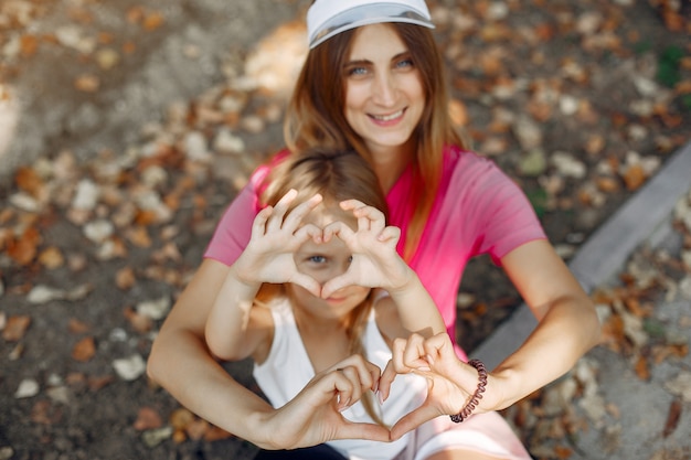 Kostenloses Foto mutter mit der tochter, die in einem sommerpark spielt