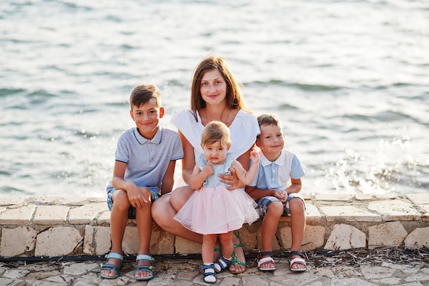 Kostenloses Foto mutter mit drei kindern im türkischen resort am mittelmeer