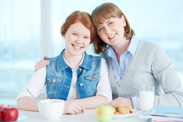 Mutter mit einem Frühstück mit ihrer Tochter