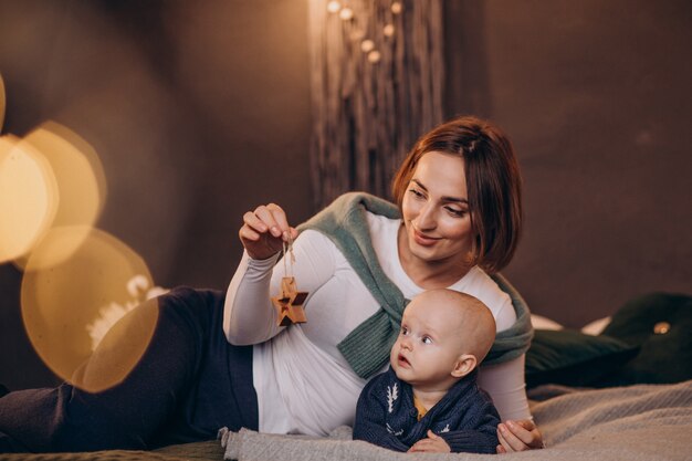 Mutter mit ihrem Baby, das Weihnachten feiert