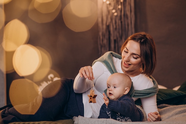 Mutter mit ihrem Baby, das Weihnachten feiert