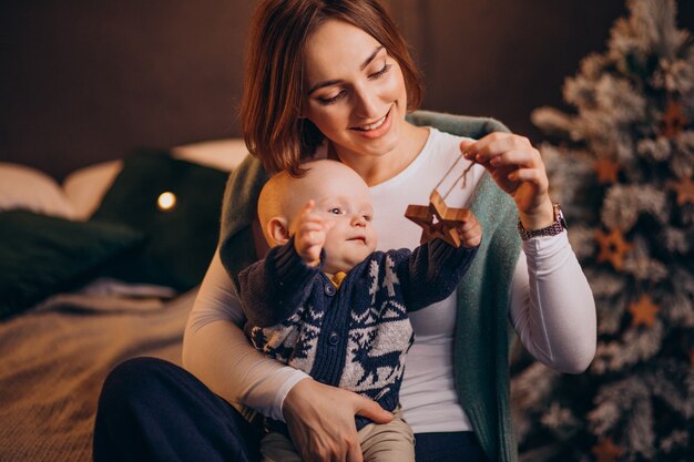 Mutter mit ihrem Baby, das Weihnachten feiert