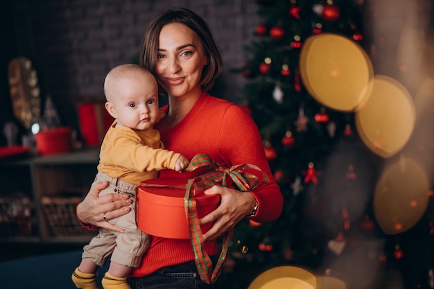 Mutter mit ihrem Baby, das Weihnachten feiert