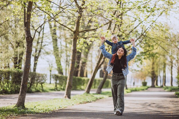 Mutter mit ihrem kleinen Sohn, der Spaß im Park hat