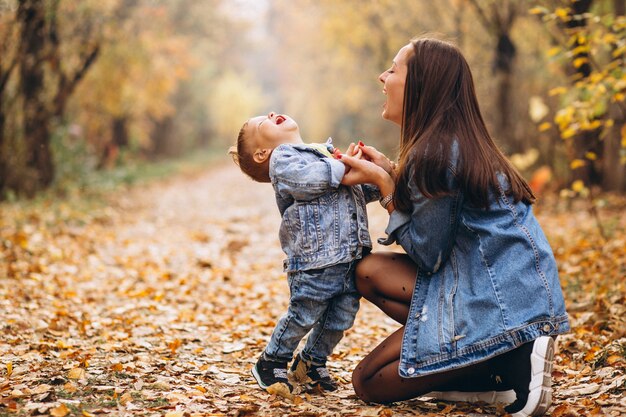 Mutter mit ihrem kleinen Sohn im Herbstpark