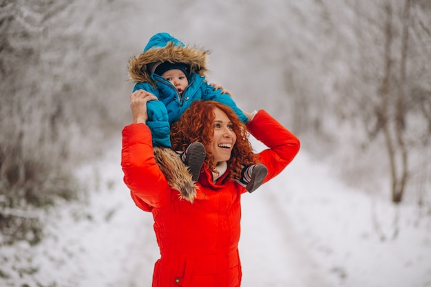 Mutter mit ihrem kleinen sohn zusammen in einem winterpark