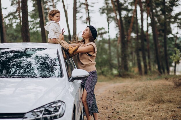 Mutter mit ihrem Sohn am Auto im Park