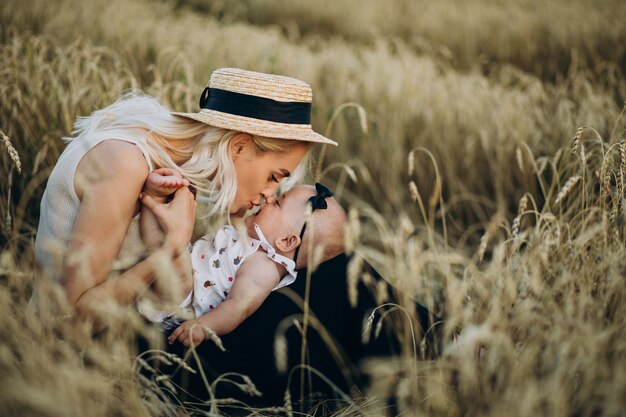 Mutter mit ihrer kleinen Tochter auf dem Feld