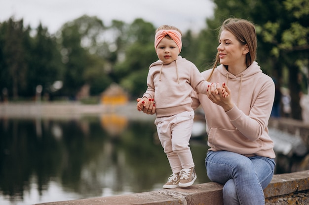 Mutter mit ihrer kleinen Tochter im Park