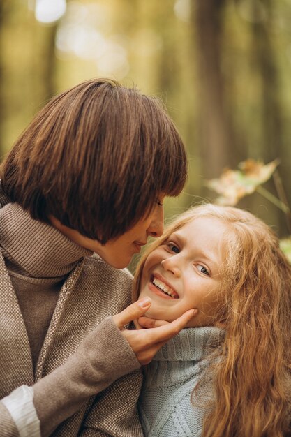 Mutter mit ihrer Tochter im Park, die Spaß hat