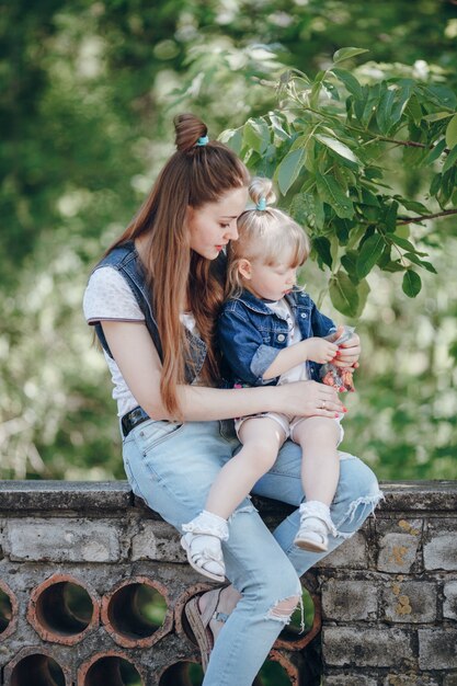 Mutter mit ihrer Tochter in ihren Armen