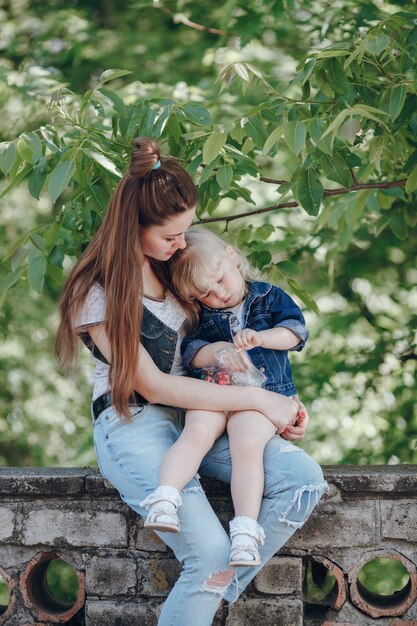 Mutter mit ihrer Tochter in ihren Armen