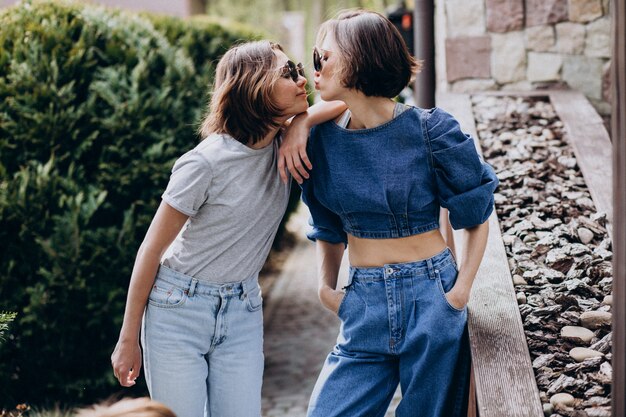 Mutter mit ihrer Tochter zusammen im Jeans-Outfit