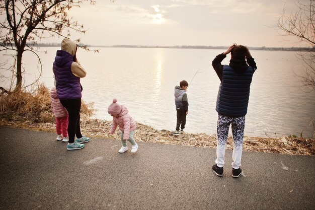 Mutter mit Kindern am Ufer des Sees