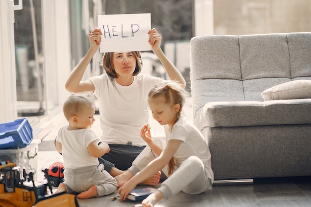 Kostenloses Foto mutter mit kindern bleibt in quarantäne zu hause