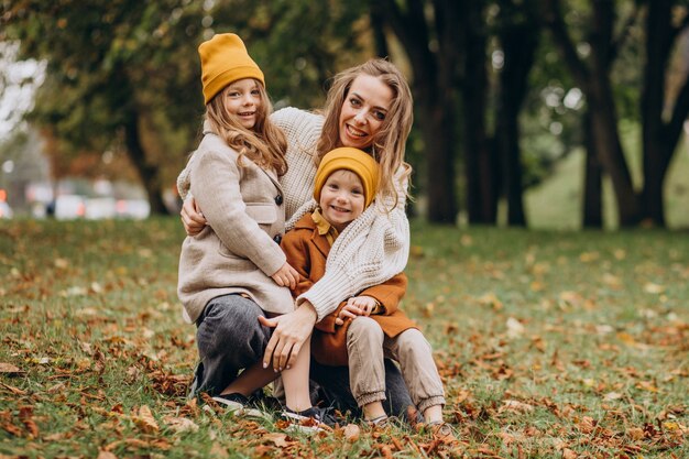 Mutter mit Kindern, die Spaß im Park haben