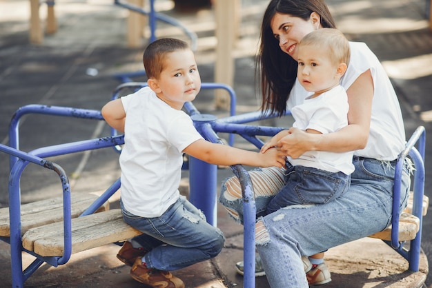 Kostenloses Foto mutter mit kleinem kind auf einem spielplatz