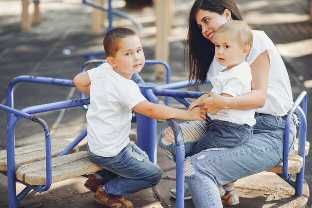 Mutter mit kleinem Kind auf einem Spielplatz