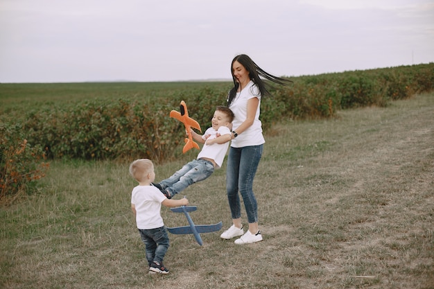 Mutter mit kleinem Sohn, der mit Spielzeugflugzeug spielt