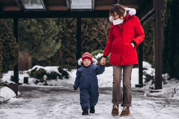 Mutter mit kleinem Sohn draußen im Winter