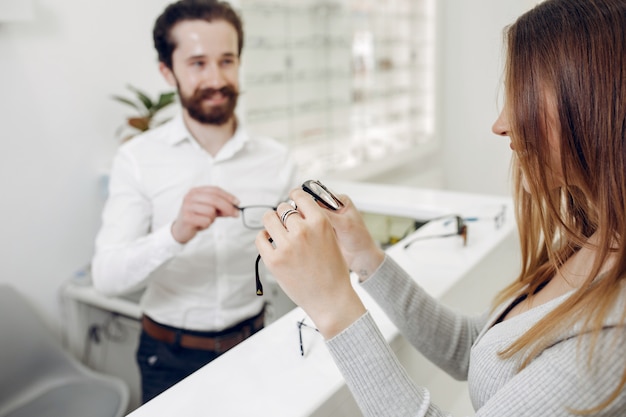 Mutter mit kleinem Sohn im Glasspeicher