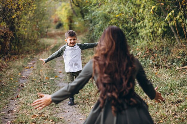 Mutter mit kleinem Sohn in einem Herbstpark