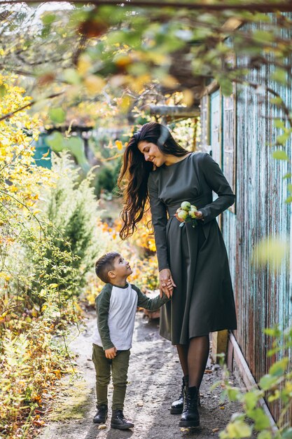 Mutter mit kleinem Sohn in einem Herbstpark