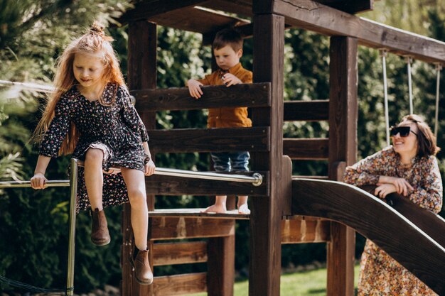 Mutter mit kleinem Sohn und Tochter, die Spaß im Hinterhof haben