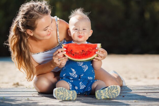 Mutter mit kleinem Sohn und Wassermelone im Freien Porträt