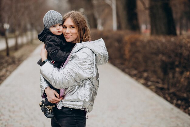 Mutter mit kleinem Sohn zusammen im Herbstpark