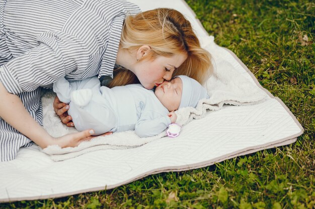 Mutter mit kleinem Sohn