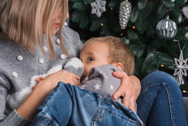 Mutter mit kleinem Sohn