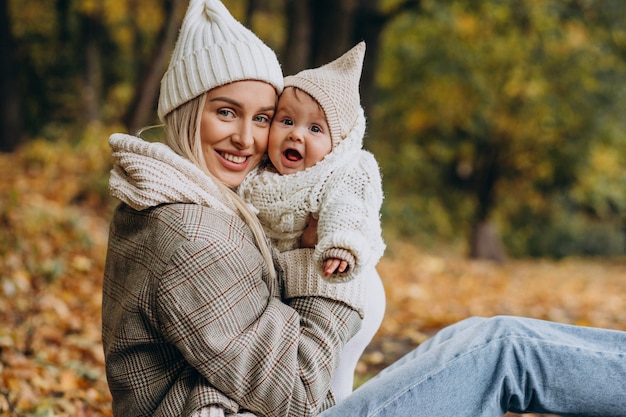 Mutter mit kleiner Tochter im Herbstpark