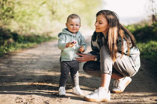 Kostenloses Foto mutter mit kleiner tochter im wald