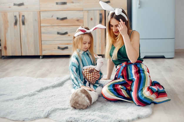 Kostenloses Foto mutter mit kleiner tochter in einem raum