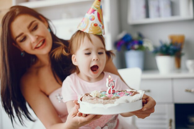 Mutter mit kleiner Tochter in einem Raum